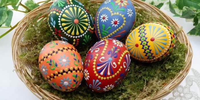 Painting on eggs 