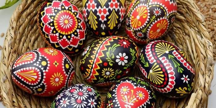 Painting on eggs 